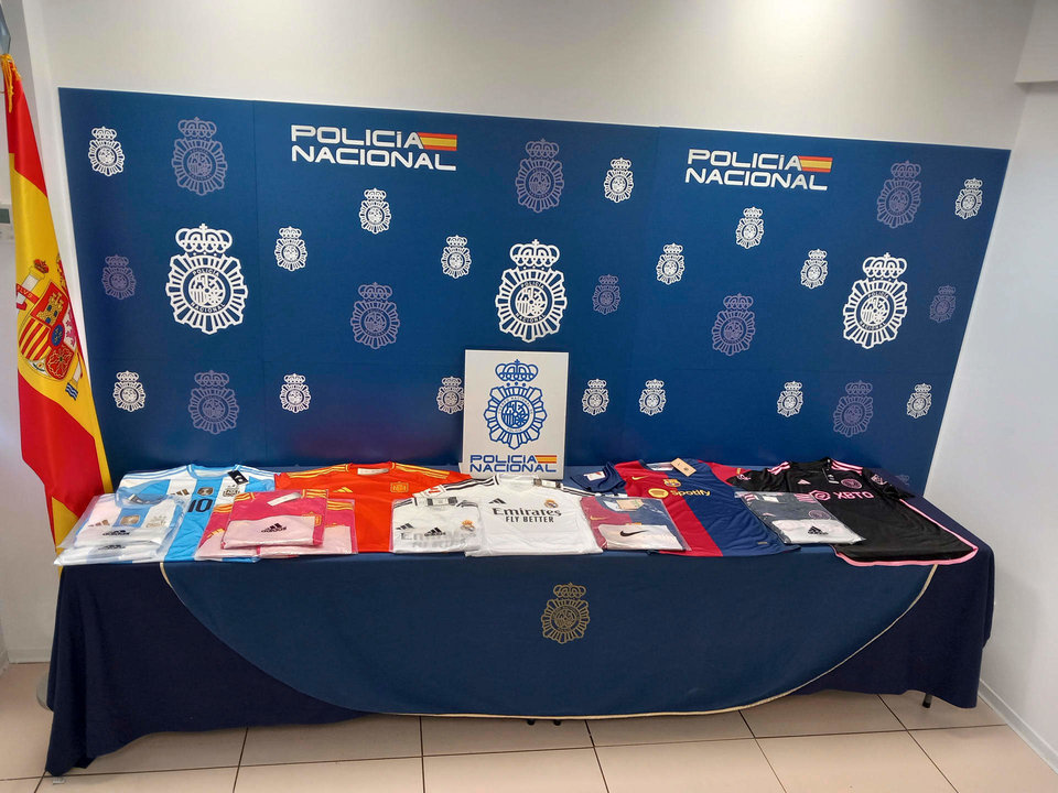 Agentes de la Policía Nacional han intervenido más de dos toneladas de mercancía falsificada consistente en zapatillas de deporte y camisetas de diferentes equipos de fútbol de marcas de reconocido prestigio. EFE/Policía Nacional*SOLO DISPONIBLE PARA ILUSTRAR LA NOTICIA QUE ACOMPAÑA (CRÉDITO OBLIGATORIO)*