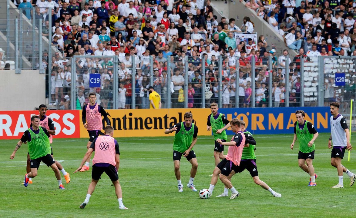 Los jugadores alemanes entrenan en Jena, Alemania. EFE/EPA/RONALD WITTEK