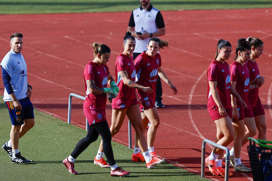 Las jugadoras de la selección española Misa Rodríguez (2-i) y Jenni Hermoso (3-i) participan en el entrenamiento de este lunes en la Ciudad del Fútbol de Las Rozas, en Madrid, donde el equipo nacional prepara su doble partido de clasificación para la Euro 2025 ante Dinamarca. EFE/ Rodrigo Jiménez