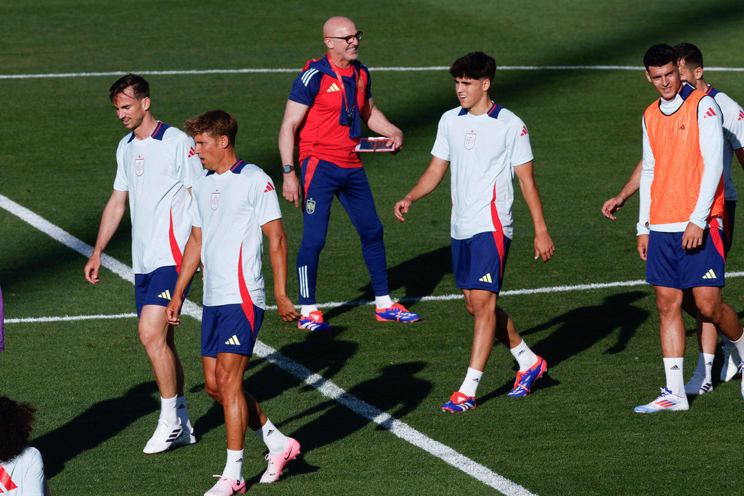 Jugadores y cuerpo técnico de la selección española durante el entrenamiento que han realizado hoy sábado en la Ciudad del Fútbol de las Rozas preparatorio para la Eurocopa 2024. EFE / Chema Moya.