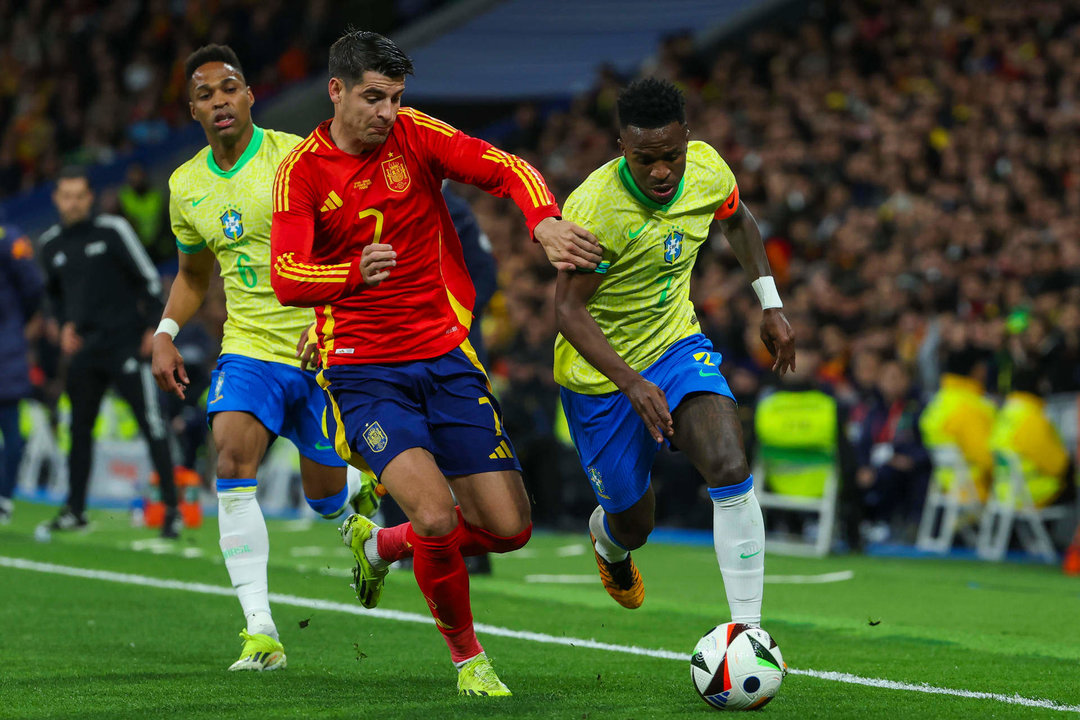 El delantero y capitán de la selección española de fútbol Álvaro Morata, en una foto de archivo, durante un partido amistoso contra Brasil. EFE/Kiko Huesca