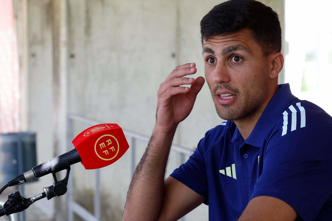 El centrocampista del Manchester City Rodri Hernández atiende a la prensa durante el Media Day UEFA de la selección española de fútbol en la Ciudad de Fútbol de Las Rozas (Madrid). La UEFA EURO 2024 (Eurocopa) comienza en Múnich (Alemanis) el viernes 14 de junio y termina con la final en Berlín el domingo 14 de julio. EFE/ J.J. Guillén