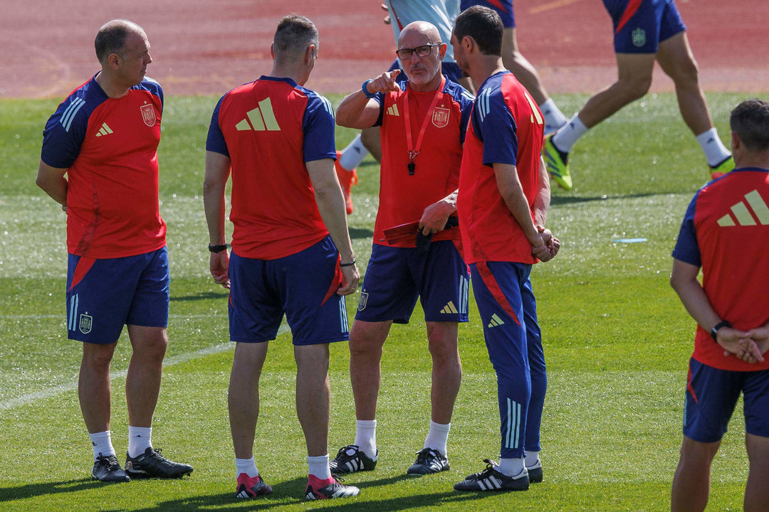 El seleccionador nacional Luis de la Fuente (c) durante el entrenamiento que el combinado nacional ha llevado a cabo este martes en la Ciudad del Futbol de las Rozas, en Madrid, para preparar su partido amistoso de mañana ante Andorra. EFE/Rodrigo Jiménez