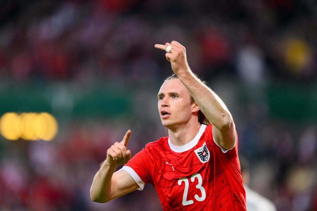 El juygador de Austria Patrick Wimmer celebra un gol durante el partido mistos que han jugado Austria y Serbia en Viena, Austria. EFE/EPA/MAX SLOVENCIK