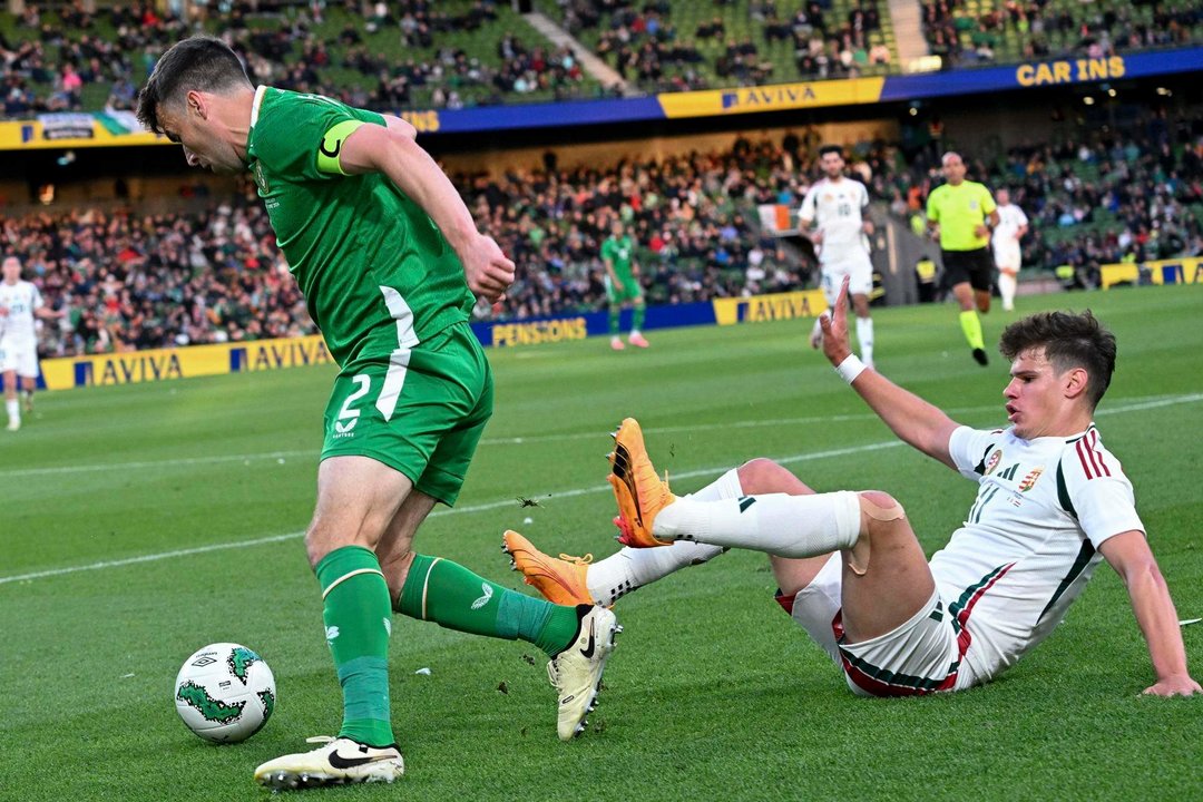 El húngaro Milos Kerkez (d) en acción ante el irlandés Seamus Coleman durante el partido amistoso que han jugado en Dublín, Irlanda. H EFE/EPA/Tibor Illyes HUNGARY OUT