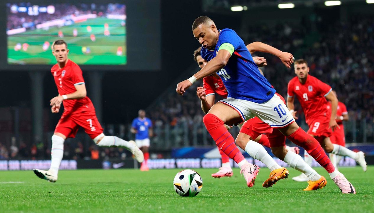 El delantero francés Kylian Mbappe (d) en acción ante el luxemburgués Eldin Dzogovic durante el amistoso jugado por Francia y Luxemburgo en Metz, Francia. EFE/EPA/CHRISTOPHER NEUNDORF