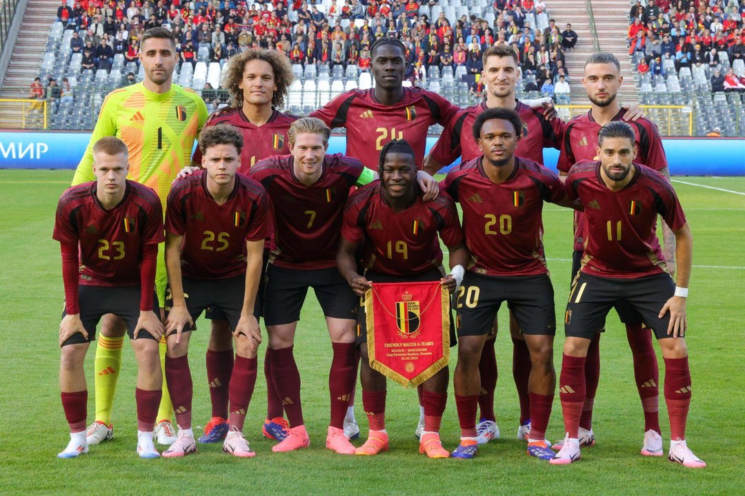 Alineación de Bélgica, en una foto de archivo. De izquierda -arriba- a derecha -abajo-: Koen Casteels, Wout Faes, Amadou Onana, Thomas Meunier and Zeno Debast. Front from L: Arthur Vermeeren, Maxim De Cuyper, Kevin de Bruyne, Johan Bakayoko, Lois Openda and Yannick Carrasco. EFE/EPA/OLIVIER MATTHYS