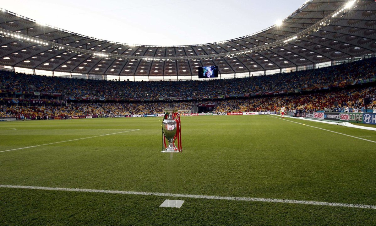 Imagen de archivo del trofeo de la Eurocopa. EFE/Juan Carlos Cárdenas