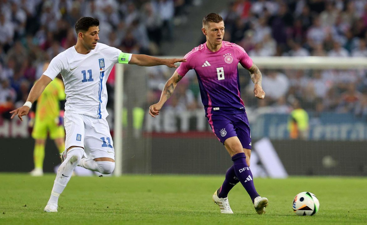 El alemán Toni Kroos of Germany (d) frente al griego Anastasios Bakasetas durante un amistoso de preparación para la Eurocopa, en una foto de archivo. EFE/EPA/CHRISTOPHER NEUNDORF