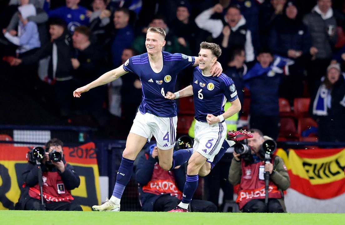 Scott McTominay y Kieran Tierney celebran un gol en una foto de archivo. EFE/EPA/Robert Perry