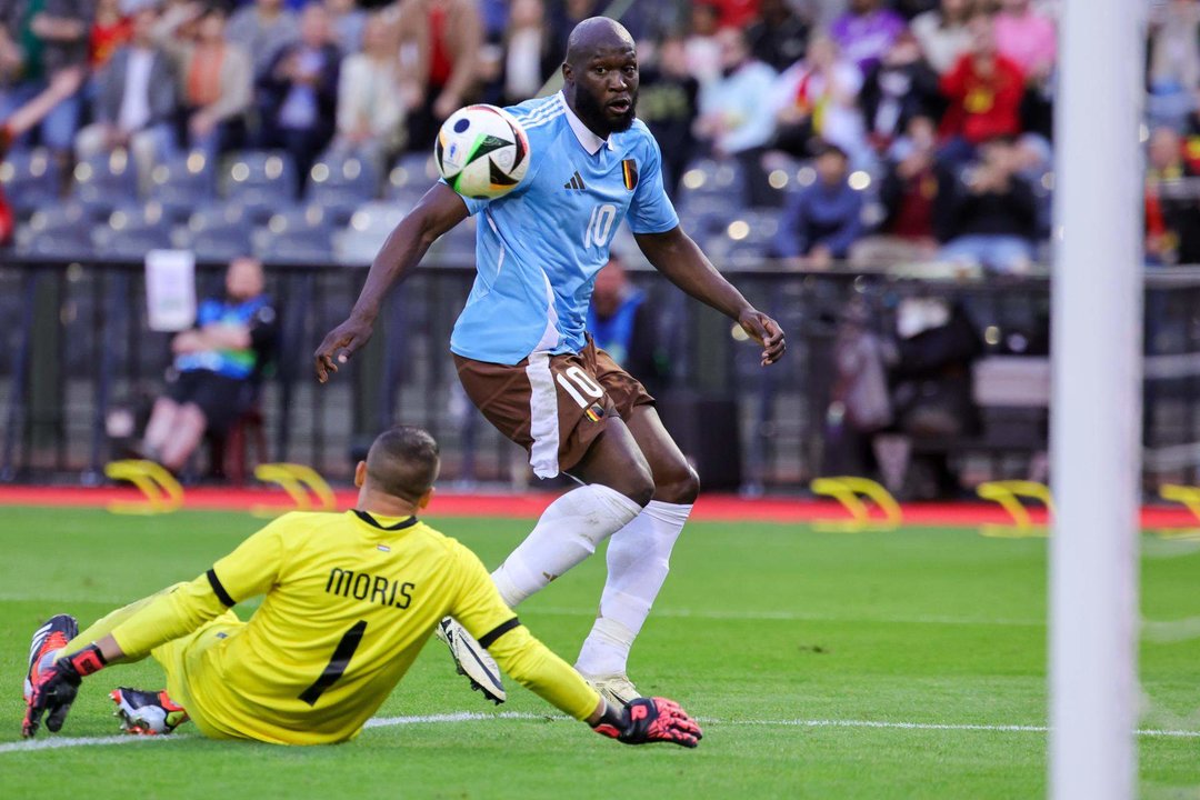 El delantero belga Romelu Lukaku (d) en acción durante el partido amistoso que han jugado Bélgica y Luxemburgo en Bruselas, Bélgica. EFE/EPA/OLIVIER MATTHYS