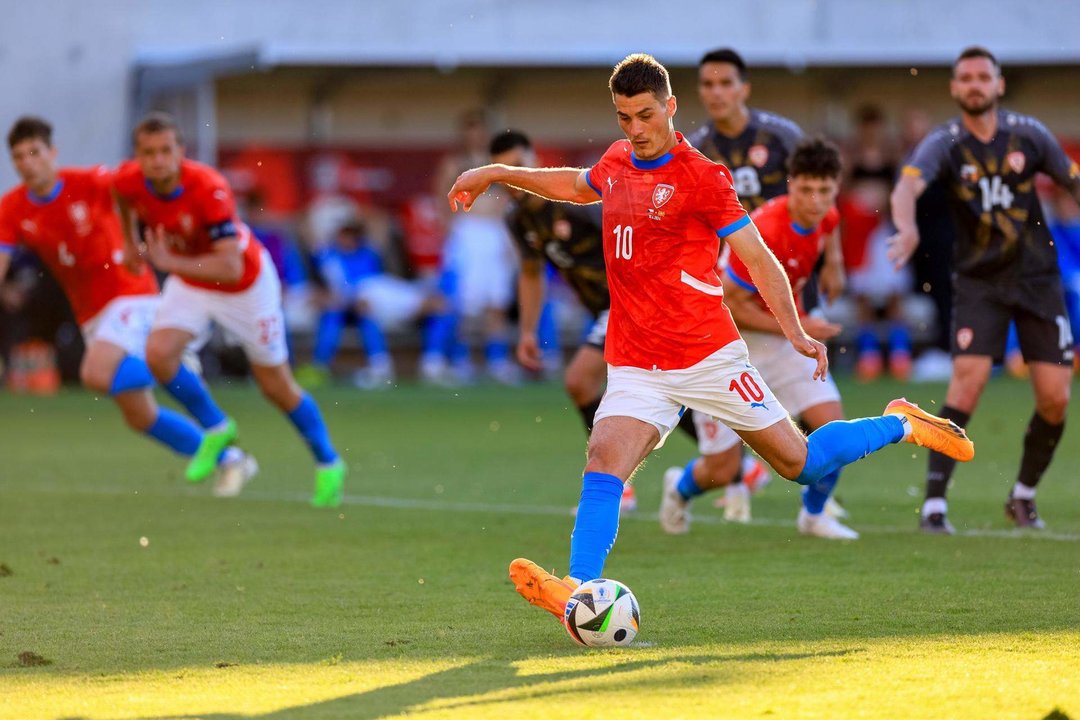 El delantero checo Patrik Schick lanza un penalti durante el amistoo que han jugado República Checa y Macedonia del Norte en Hradec Kralove, República Checa. EFE/EPA/MARTIN DIVISEK