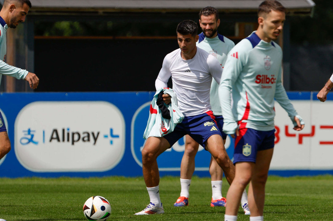 El delantero de la selección española Álvaro Morata (c) durante el entrenamiento celebrado este jueves en la localidad alemana de Donaueschingen. España se enfrentará a Croacia el próximo 15 de Junio en el partido de la Eurocopa que disputarán en el estadio Olympiastadion. EFE/ JJ Guillén