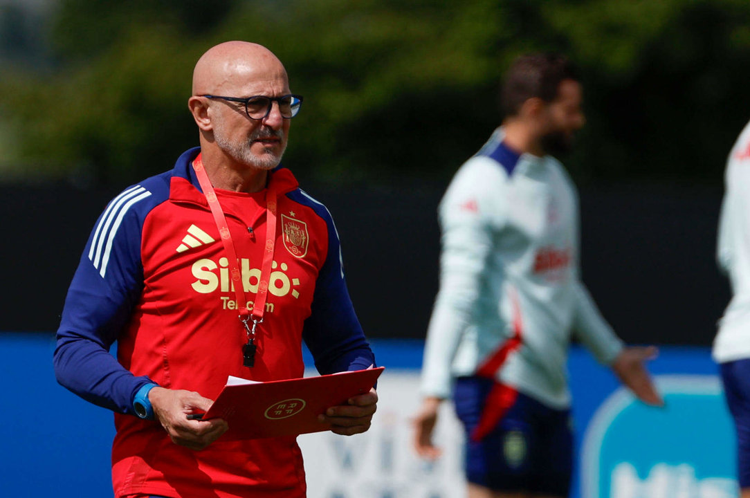 - El seleccionador Luis de la Fuente durante el entrenamiento celebrado este jueves en la localidad alemana de Donaueschingen. EFE/ JJ Guillén