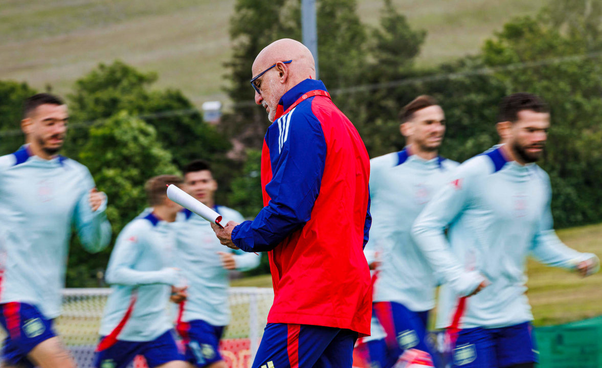 El seleccionador, Luis de la Fuente, durante el entrenamiento del conjunto nacional español de fútbol en Der Öschberghof, el campo base de España en la Eurocopa, situado en la localidad alemana de Donaueschingen. España debuta mañana, sábado 15 de junio, ante Croacia en la Eurocopa 2024. EFE/ Pablo García/RFEF