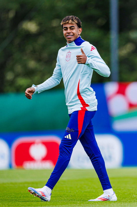 Lamine Yamal durante el entrenamiento de la selección española de fútbol en Der Öschberghof, el campo base de España en la Eurocopa, situado en la localidad alemana de Donaueschingen. España debuta mañana, sábado 15 de junio, ante Croacia en la Eurocopa 2024. EFE/ Pablo García/RFEF