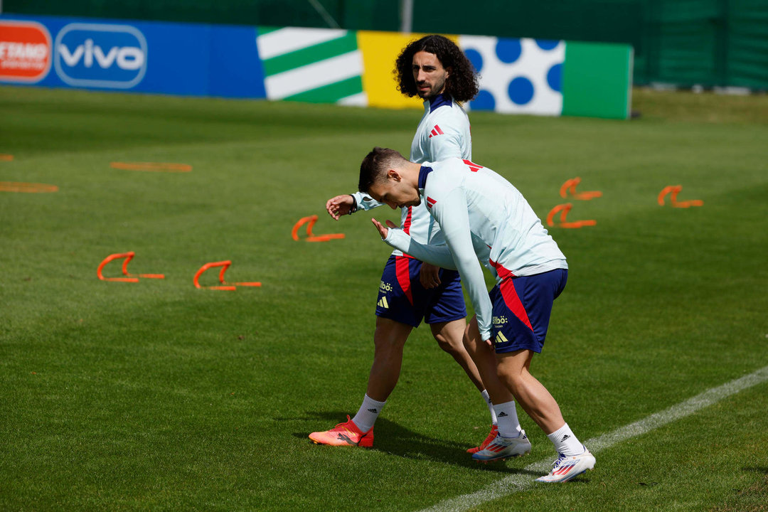 Marc Cucurella (back) en Donaueschingen, Alemania. EFE/ JJ Guillen