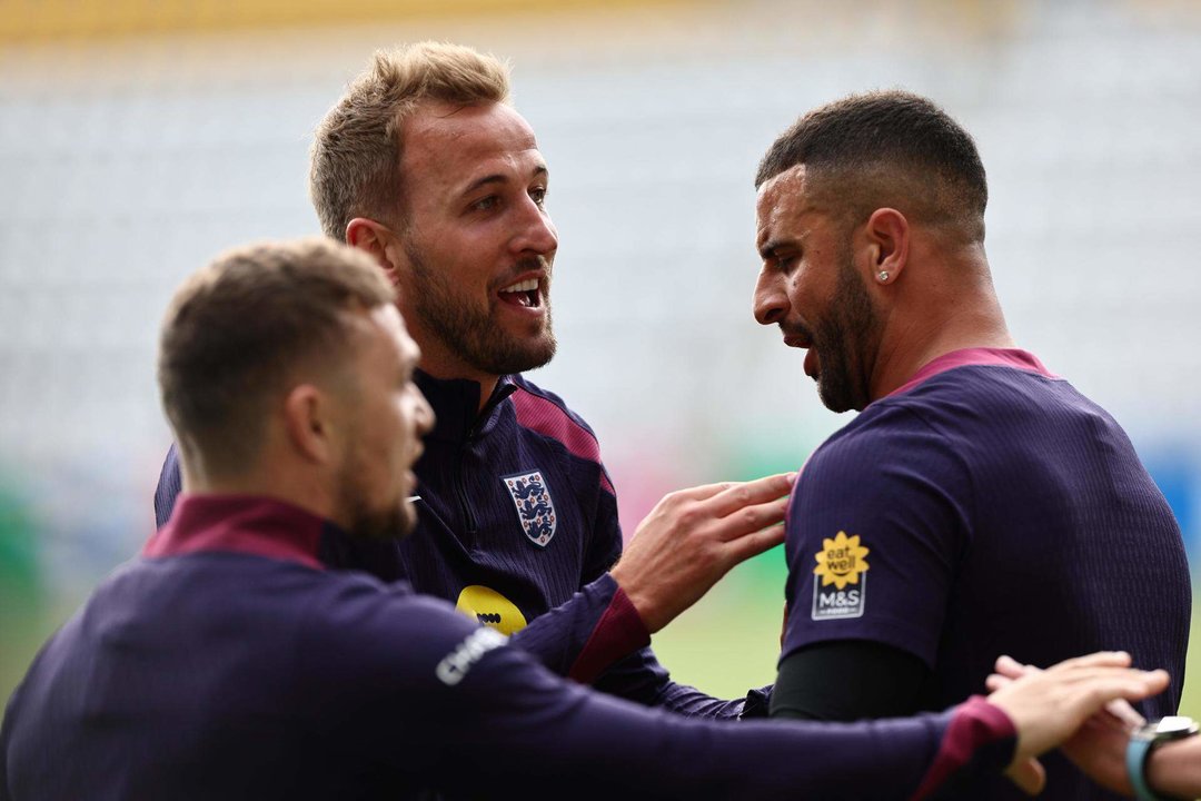 Los jugadores de Inglaterra Harry Kane (c) y Kyle Walker en Jena, Alemania. EFE/EPA/ANNA SZILAGYI