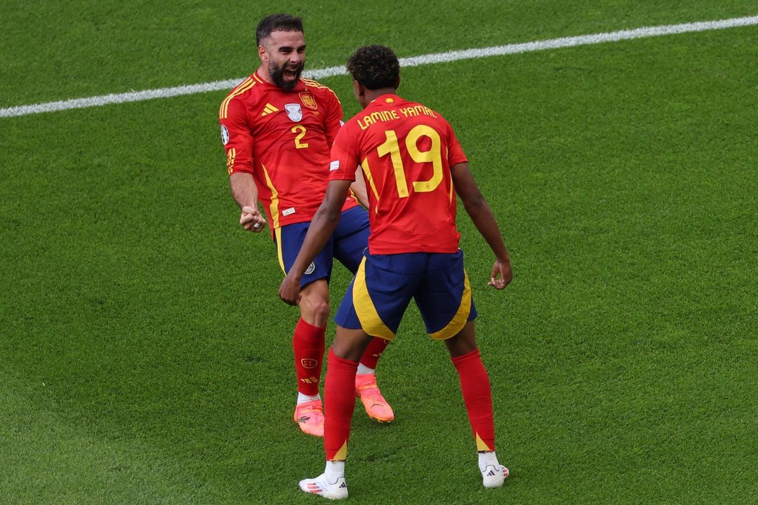 El defensa de la selección española Dani Carvajal (d) celebra con Lamine Yamal (i) tras marcar el 3-0 durante el partido del grupo B de la Eurocopa 2024 entre España y Croacia, este sábado en el Estadio Olímpico de Berlín, Alemania. EFE/Alberto Estévez