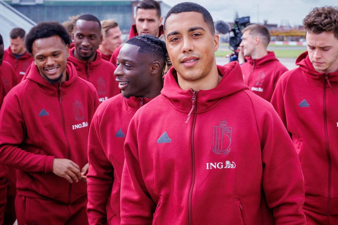 El jugador belga Youri Tielemans y sus compañeros al subir al avión con destino a Alemania para la Eurocopa 2024, en el aeropuerto de Bruselas, Bélgica. EFE/EPA/OLIVIER MATTHYS