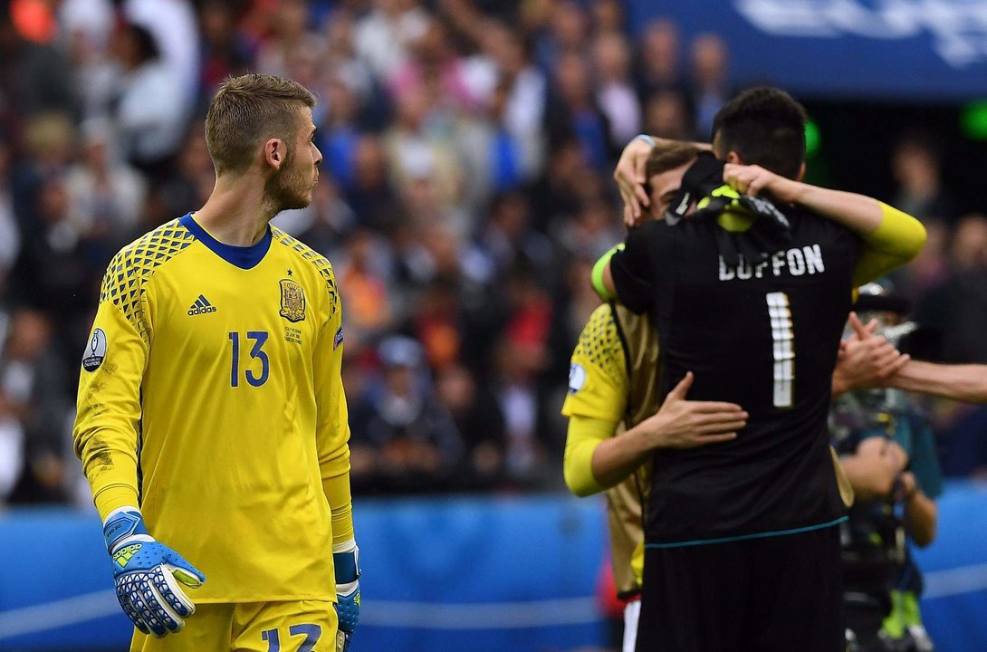 El portero español David De Gea (I) observa la celebración de Gianluigi Buffon durante la Eurocppa de 206 en la que Italia ganó a España en París. EFE/EPA/GEORGI LICOVSKI/Archivo