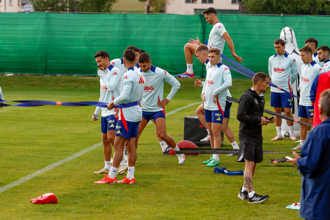 Los jugadores de España en el SV Aasen en Donaueschingen, Alemania. EFE/J.J.Guillen