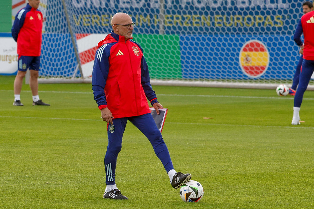 El seleccionador español, Luis de la Fuente, dirige el entrenamiento de este domingo en el Centro Deportivo SV Aasen, en la localidad alemana de Donaueschingen, donde preparan el segundo partido del grupo B de la Eurocopa 2024 ante Italia. EFE/J.J.Guillén