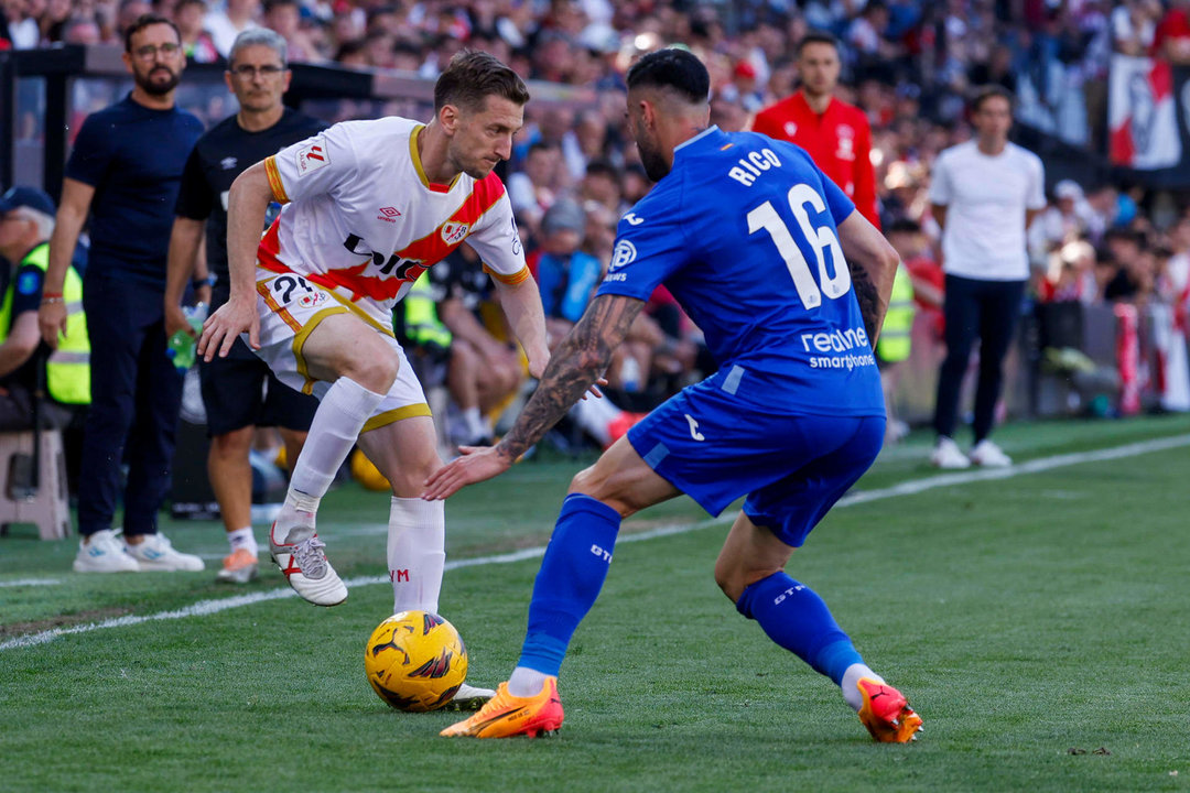 El defensa albanés del Rayo Vallecano Iván Balliu en una imagen de archivo de esta temporada.-EFE/ Javier Lizón