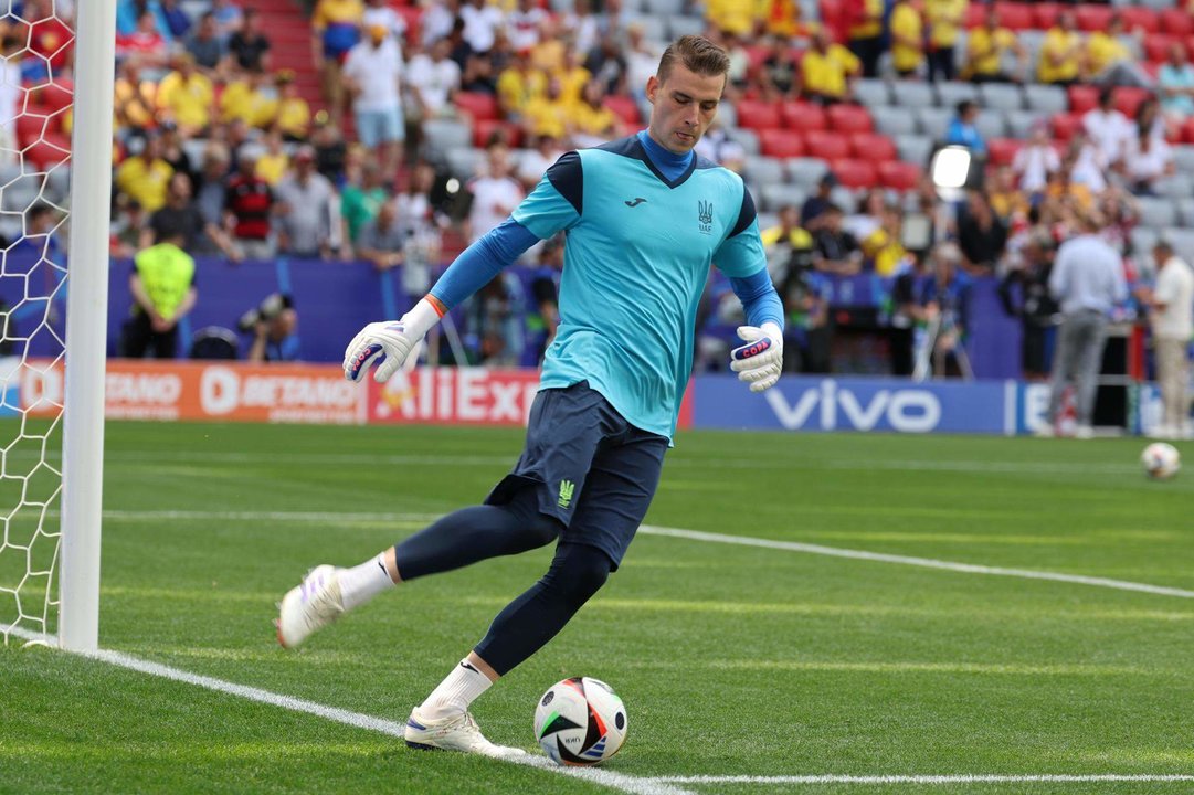 El portero de Ucrania Andriy Lunin calienta antes del partido ante Rumania. EFE/EPA/MOHAMED MESSARA