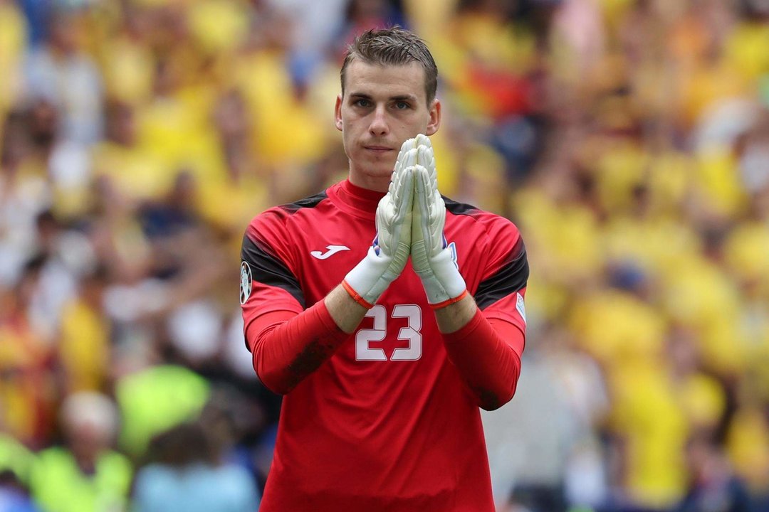 El portero internacional ucraniano Andriy Lunin pide perdón durante el partido Rumanía-Ucrania que se jugó en Múnich, Alemania. EFE/EPA/MOHAMED MESSARA