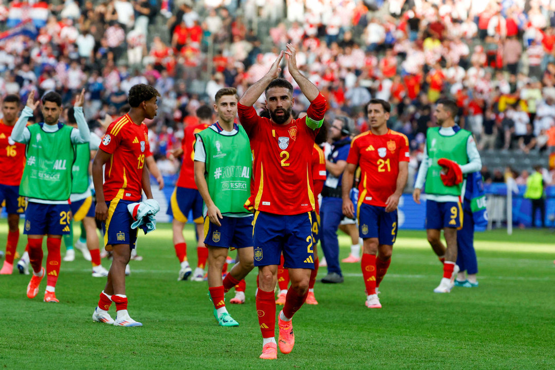 Foto de archivo del defensa de la selección española Dani Carvajal (c) agradece el apoyo a la afición tras el partido del grupo B de la Eurocopa 2024 entre España y Croacia. EFE/J.J. Guillén