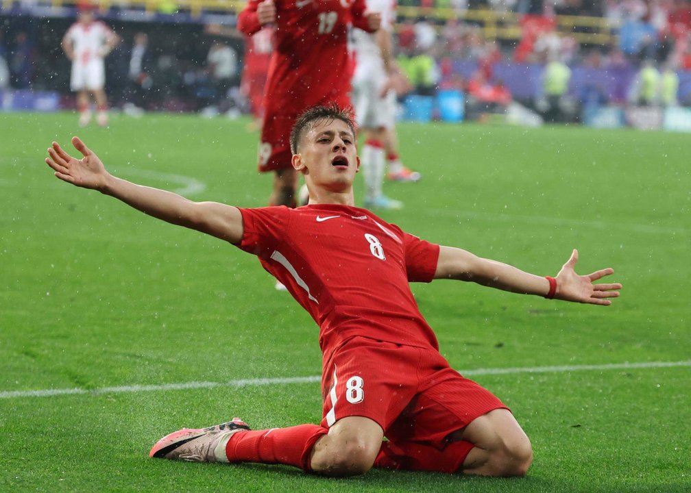 -FOTODELDÍA- Dortmund (Alemania), 18/06/2024.- El jugador de Turquía Arda Güler celebra tras marcar el 2-1 durante el partido de la Eurocopa 2024 que disputan Turquía y Georgia en Dortmund, Alemania. EFE/CHRISTOPHER NEUNDORF