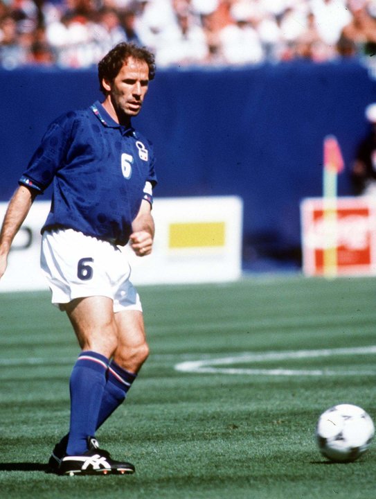 Imagen de archivo del futbolista Franco Baresi durante un partido con su selección. EFE/jg