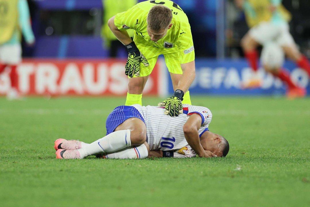 El francés Kylian Mbappe se duele tras recibir un golpe fortuito en el partido del grupo D entre Francia y Dinamarca en Duesseldorf, Alemania. EFE/EPA/Leszek Szymanski