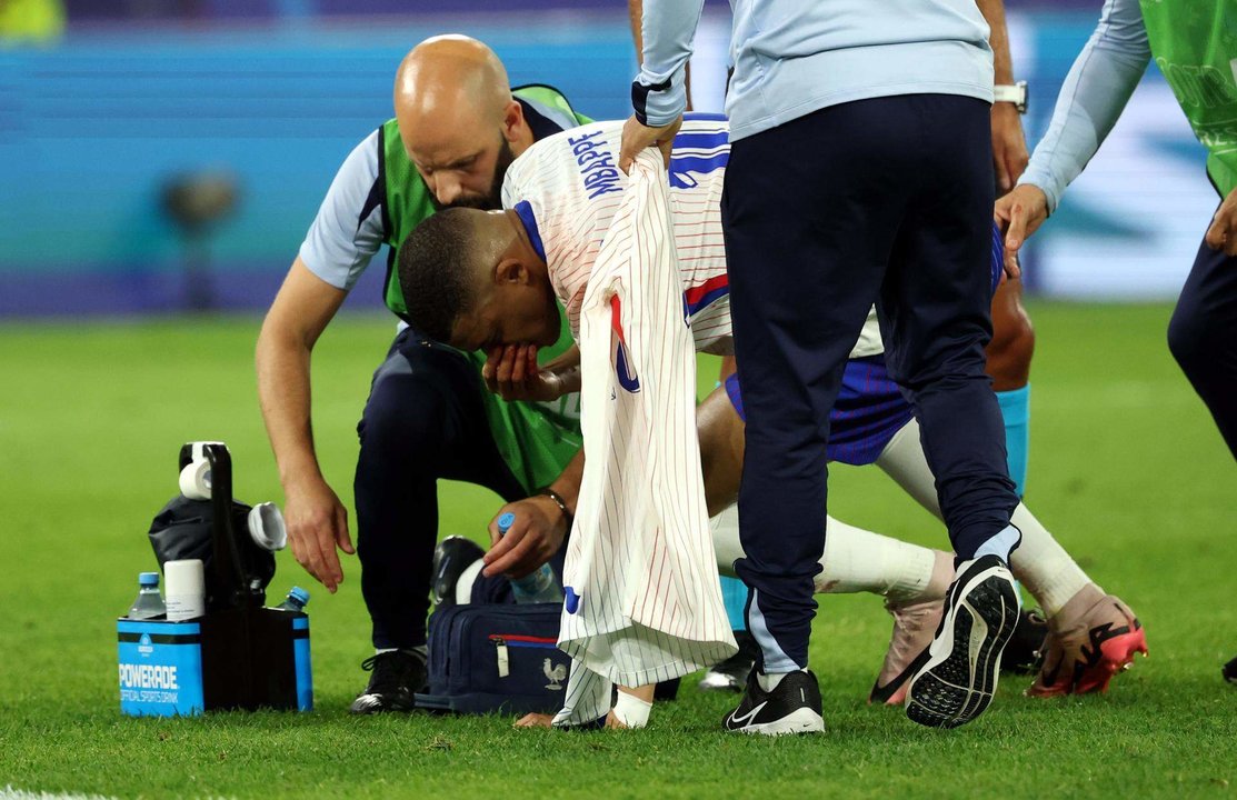 El jugador francés Kylian Mbappé sufre una fractura nasal tras un choque fortuito durante el partido del grupo D que jugaron Austria y francia en Düsseldorf, Alemania. EFE/EPA/FRIEDEMANN VOGEL