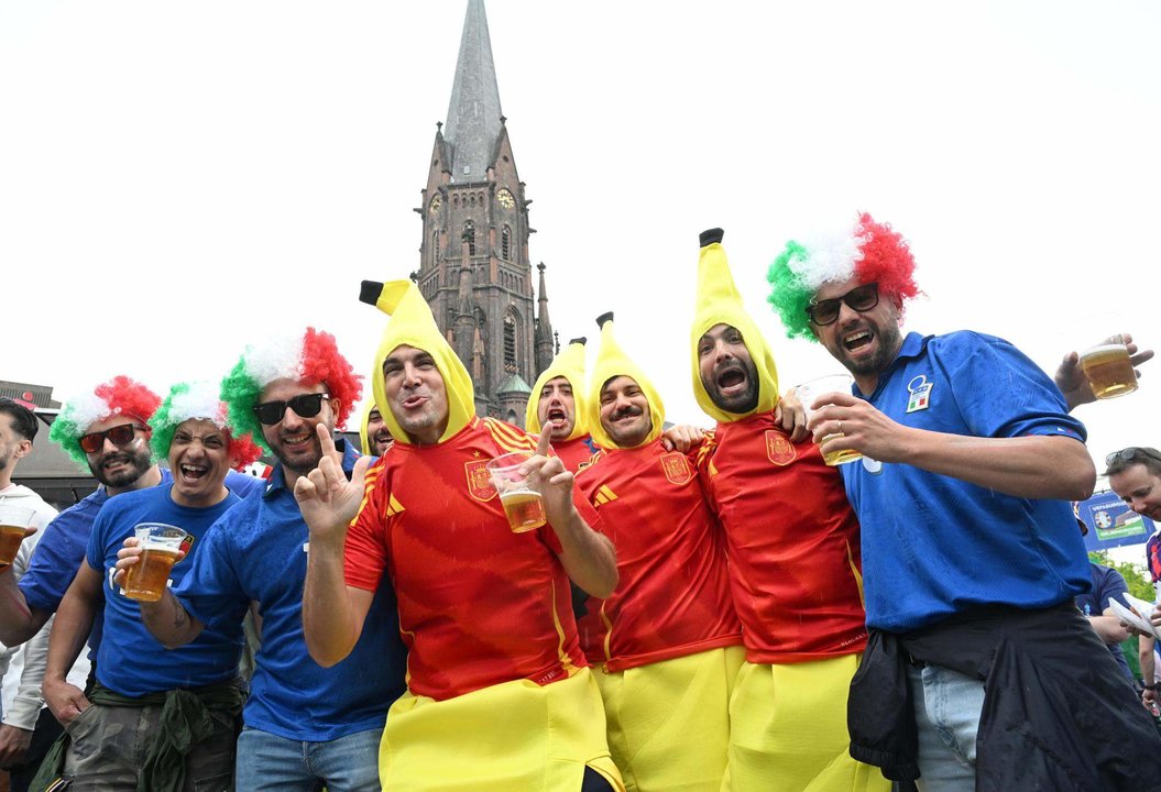 España e Italia, aficiones hermanadas en Gelsenkirchen, Alemania. EFE/EPA/DANIEL DAL ZENNARO