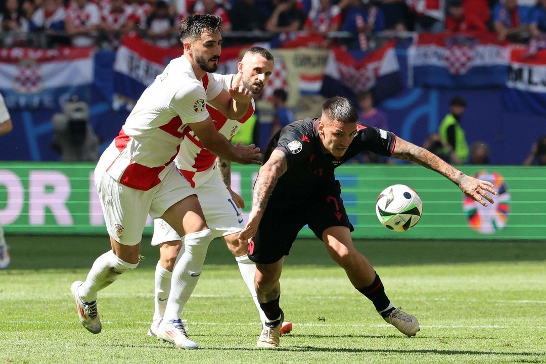 El jugador de Albania Rei Manaj en acción ante el croata Josip Sutalo durante el partido del grupo B jugado por Croacia y Albania en Hamburgo, Alemania,EFE/EPA/ABEDIN TAHERKENAREH