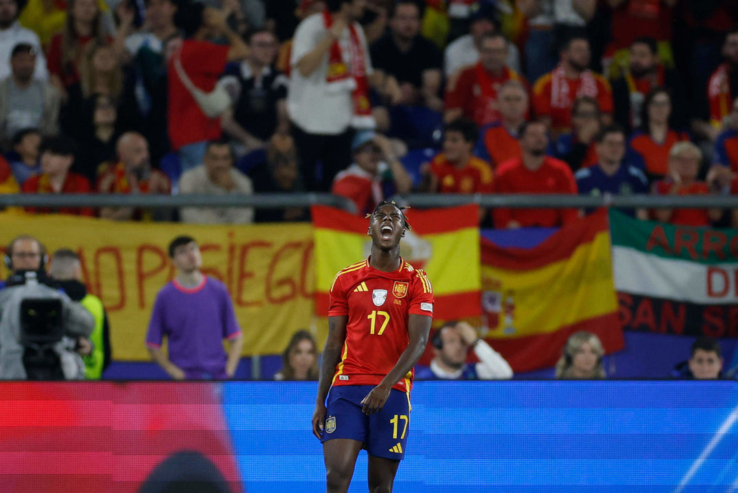 El delantero de la selección española, Nico Williams, se lamenta tras un lanzamiento al palo durante el encuentro de la fase de grupos de la Eurocopa 2024 que España e Italia disputaron en el Arena AufSchalke, Gelsenkirchen (Alemania). EFE/Alberto Estévez.