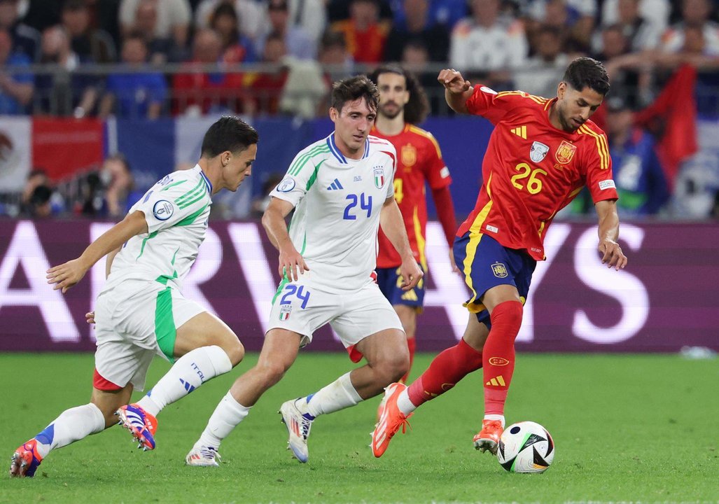 Ayoze Pérez (dch) durante el partido ante Italia. EFE/EPA/CHRISTOPHER NEUNDORF