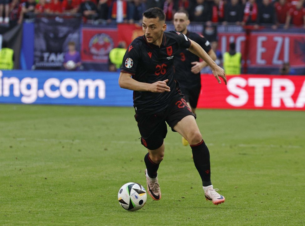 Arbër Hoxha, atacante del Dinamo de Zagreb y uno de los peligros de la Albania que dirige el brasileño Sylvinho, durante el partido ante Croacia. EFE/EPA/ROBERT GHEMENT