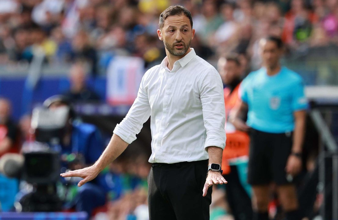 El seleccionador belga Domenico Tedesco gesticula durante el partido del grupo E que jugaron Bélgica y Eslovaquia en Fránkfort Alemania. EFE/EPA/CLEMENS BILAN