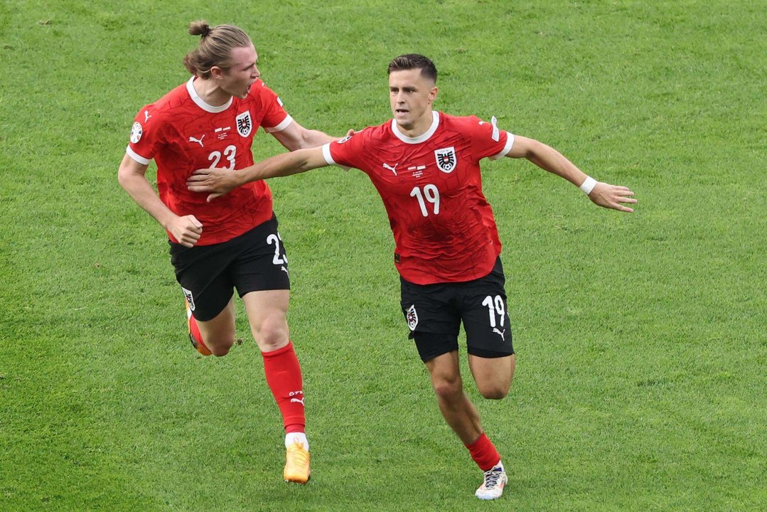 El medio de Austria Christoph Baumgartner (d) logra el 2-1 durante el partido del grupo D que han jugado Polonia y Austriaen el Olimpico de Berlín, Alemania.EFE/EPA/ABEDIN TAHERKENAREH