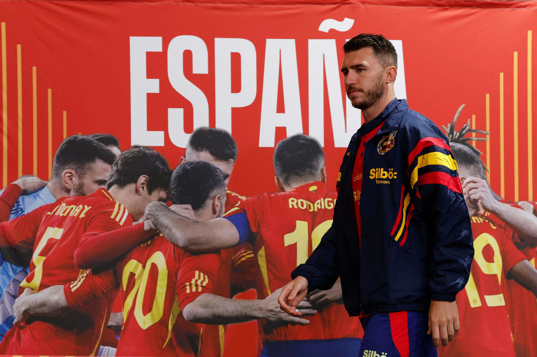 El defensa de la selección masculina de fútbol Aymeric Laporte a su llegada a una rueda de prensa en las instalaciones de Der Oschberghof en la localidad alemana de Donaueschingen donde se concentra el equipo durante la Eurocopa 2024. EFE/ J.J. Guillén