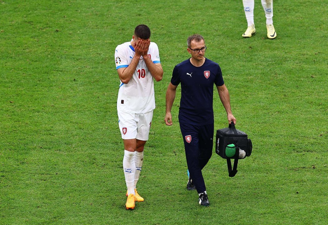 El delantero checo Patrik Schick (i) abandona el terreno de juego lesionado durante el partido del grupo F entre Georgia y República Checa en Hamburgo Alemania. EFE/EPA/FILIP SINGER