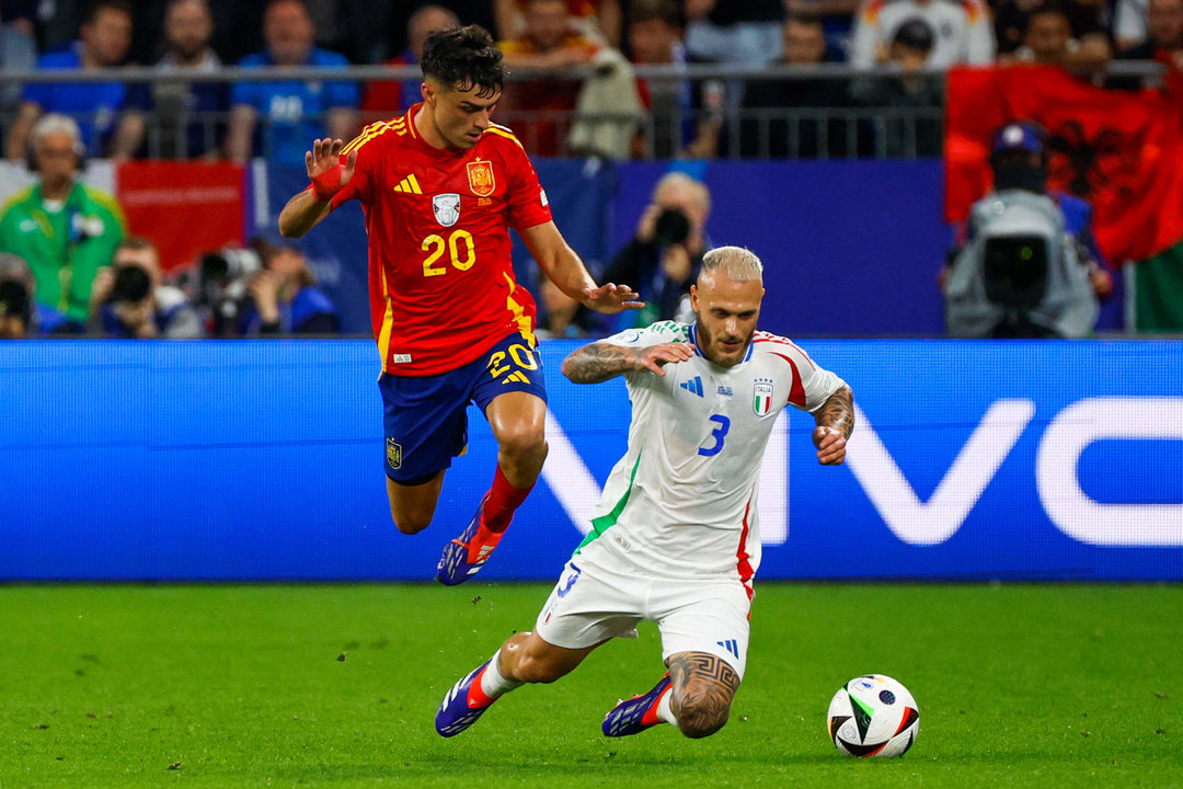 El centrocampista de la selección española de fútbol Pedri (i) lucha con Federico Dimarco, de la selección italiana, durante el encuentro de la fase de grupos de la Eurocopa 2024 que los combinados nacionales de España e Italia en el Arena AufSchalke, Gelsenkirchen (Alemania). EFE/JJ Guillén