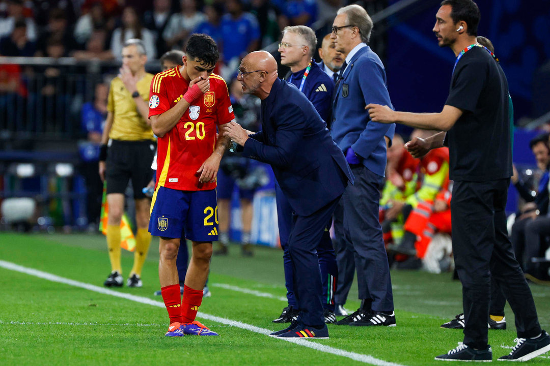 El centrocampista de la selección española, Pedri, recibe instrucciones del técnico español durante el encuentro correspondiente a la fase de grupos de la Eurocopa 2024 que España e Italia disputaron en Gelsenkirchen (Alemania). EFE/J.J. Guillen.