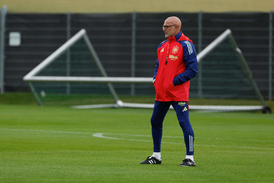 El técnico de la selección española de fútbol, Luis de la Fuente, en las instalaciones de Der Oschberghof en la localidad alemana de Donaueschingen. EFE / J.J. Guillén.