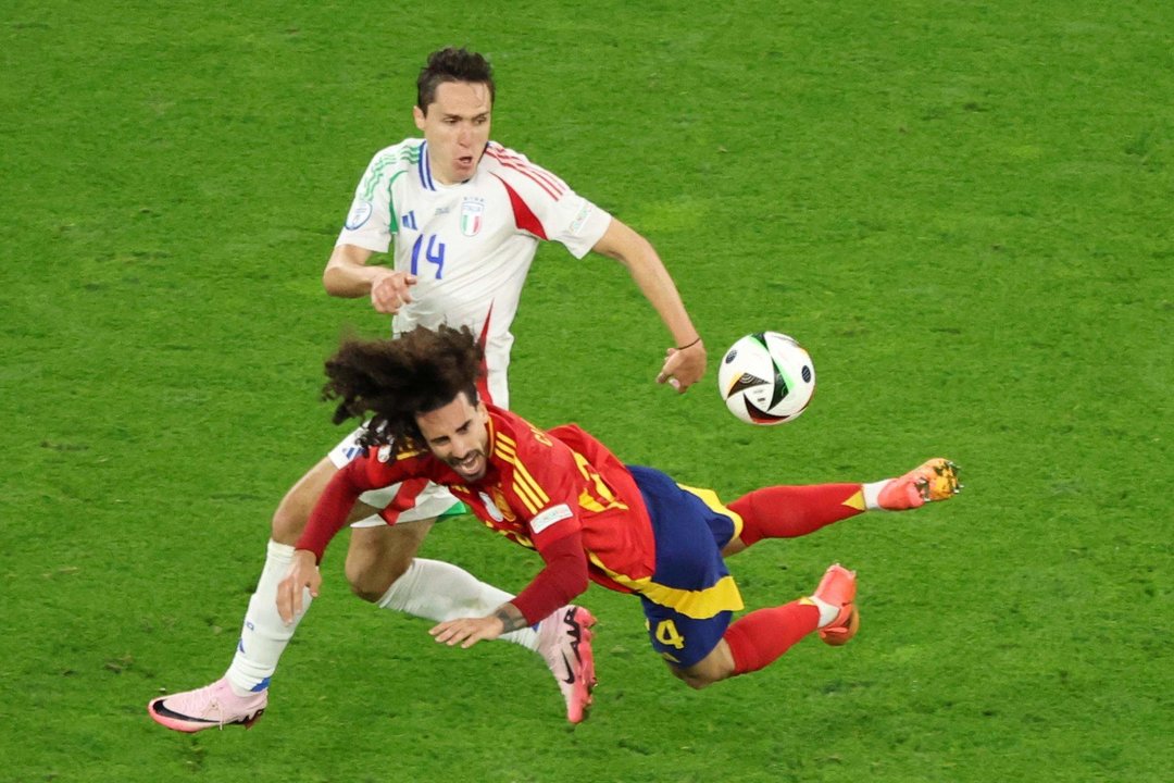 El italiano Federico Chiesa en acción ante Marc Cucurella (d). EFE/EPA/GEORGI LICOVSKI