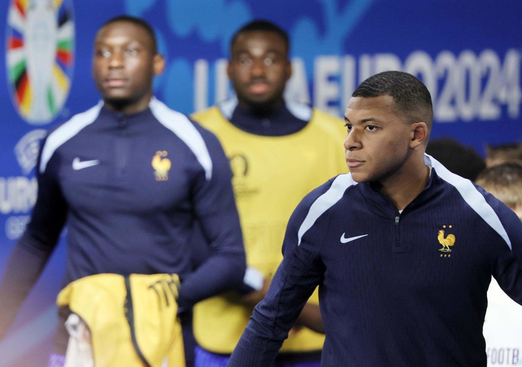 El jugador francés Kylian Mbappe llega al partido de fútbol de la Eurocopa 2024 del Grupo D entre Holanda y Francia, en Leipzig, Alemania. EFE/EPA/RONALD WITTEK