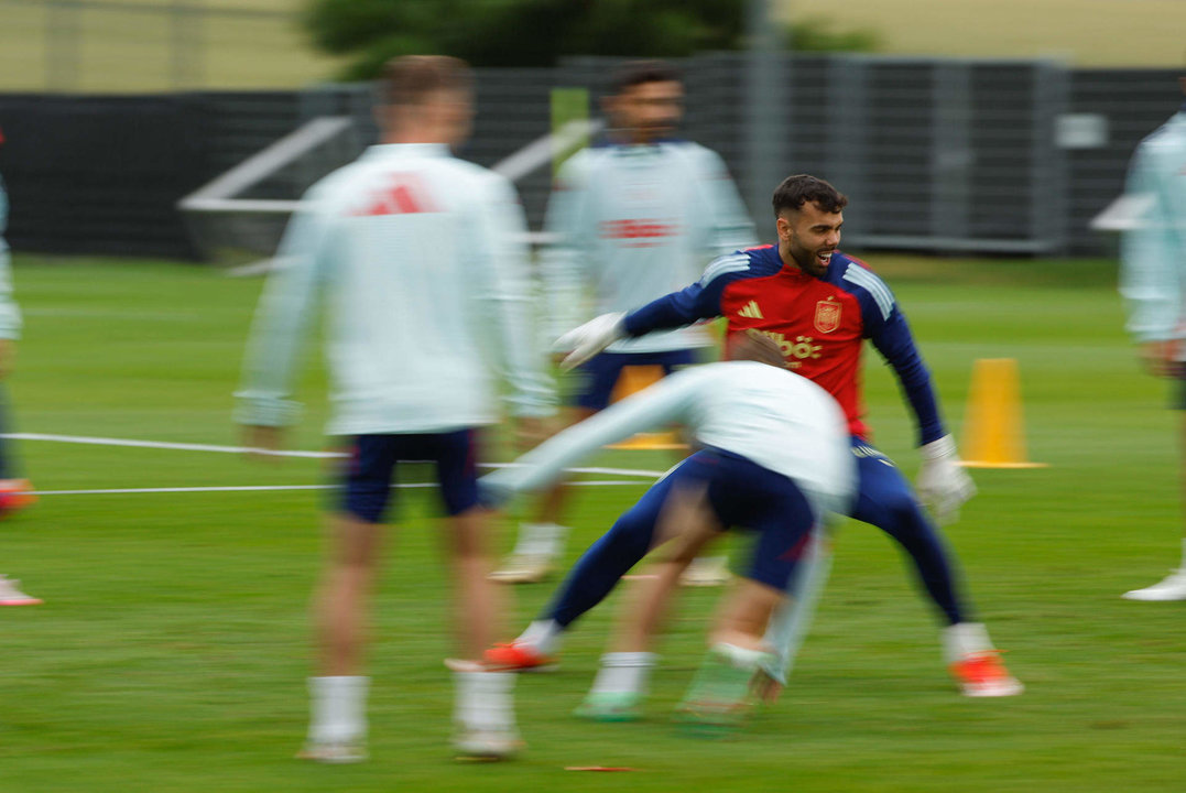 El portero David Raya (d, de rojo) en una entrenamiento de España en Donaueschingen, Alemania.. EFE/ JJ Guillen